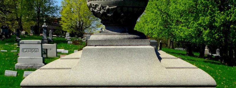 Should You Cremate or Bury Your Loved One?