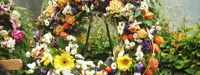 Bouquets, Wreaths, or Sprays? What You Need to Know About Funeral Flowers